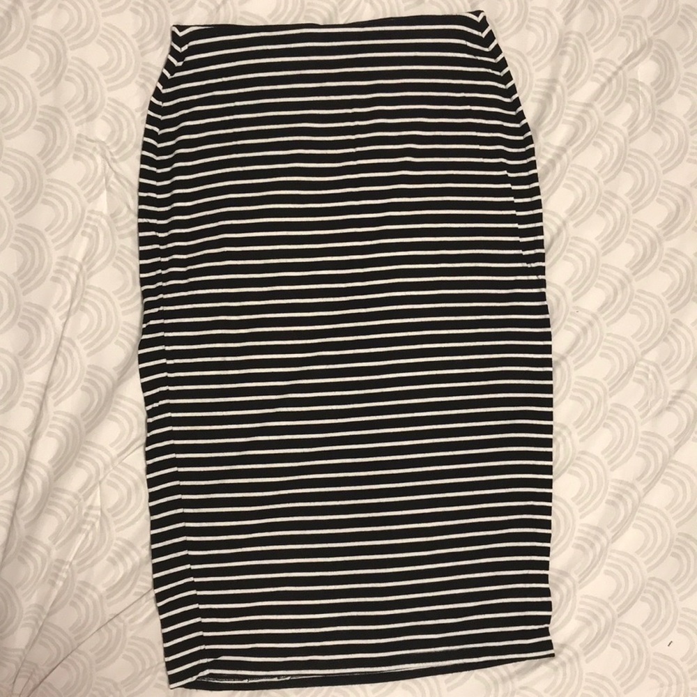 Black and white striped casual pencil skirt